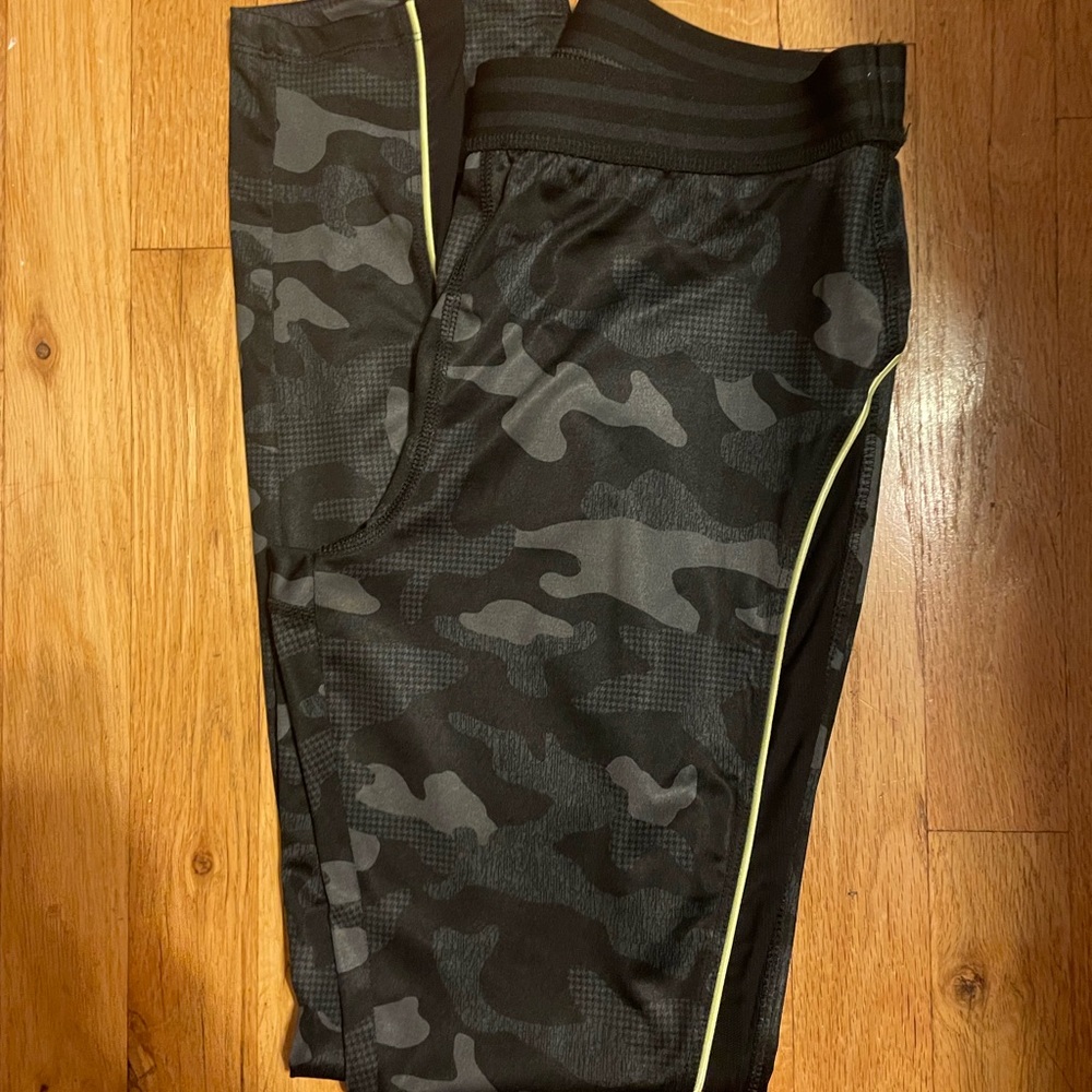 Forever 21 camo leggings